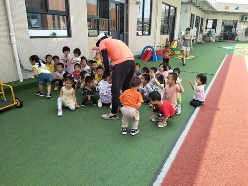 幼儿园小班体育游戏小兔拔萝卜教案